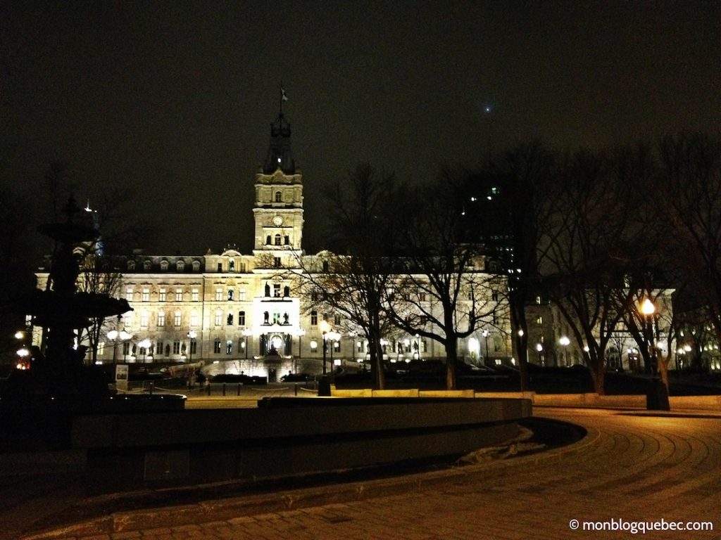 Découvrir Road Book à Québec colline parlementaire de nuit Découvrir Road Book à Québec Parlement monblogquebec