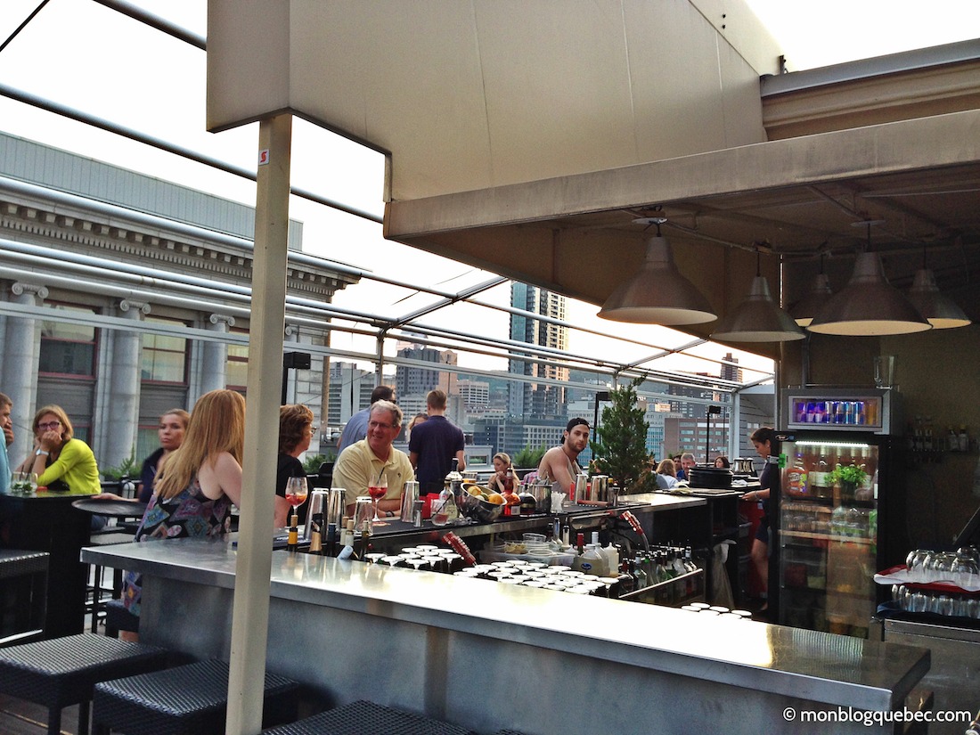 Top 5 des terrasses avec vue à Montréal Bar de la Terrasse Place d'Armes Top 5 des terrasses avec vue a Montréal monblogquebec Bar avec ambiance festive