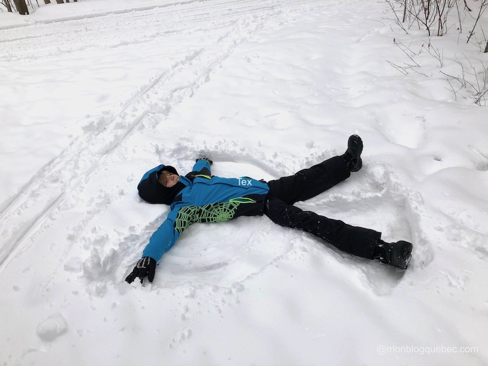 Faire l'ange dans la neige fraiche au Québec