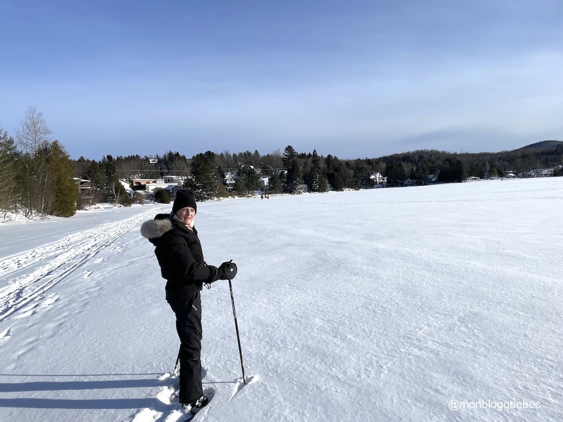 Randonnées en raquettes à neige sur un lac gelé